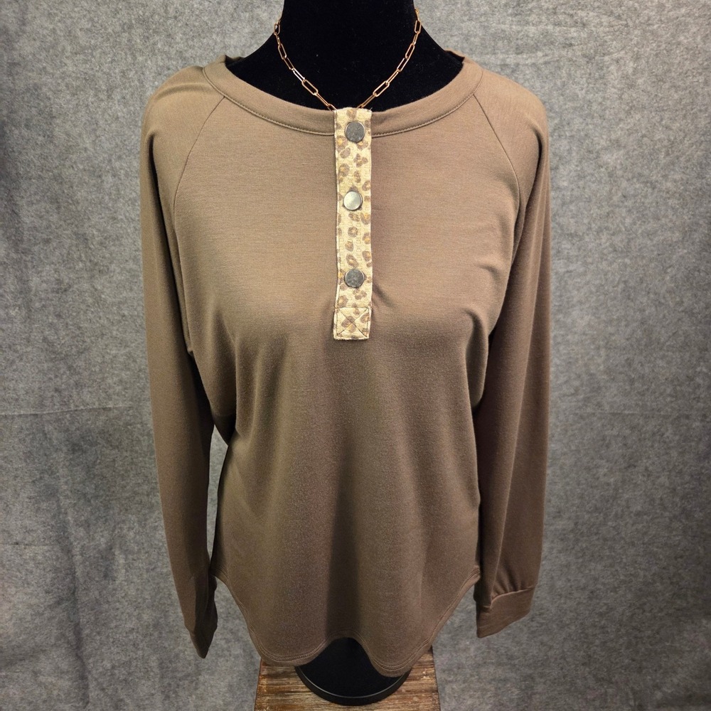 Mystree Womens Sz M Olive Brown Leopard Print Snap Henley Top Long Sleeve 19401